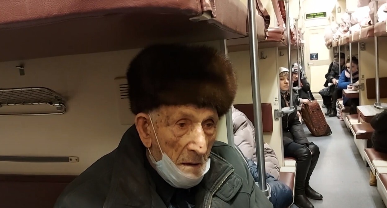 Беженцы с Донбасса, прибывшие в Волжский, готовятся к выходу из поезда. Стопкадр из видео https://www.youtube.com/watch?v=ehLJPWMWxM4