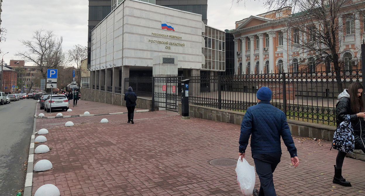 Прохожие у Ростовского областного суда. Фото Константина Волгина для "Кавказского узла"
