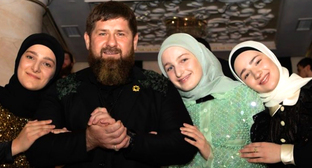 Рамзан Кадыров с дочерьми. Скриншот сообщения со страницы Айшат Кадыровой в INSTAGRAM https://www.instagram.com/p/CaMhkznoU3p/