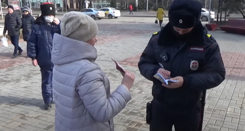 Полицейский задерживает Тамару Гродникову, стоп-кадр видео "Кавказского узла" https://www.youtube.com/watch?v=GPCmQazpUIg&feature=emb_logo