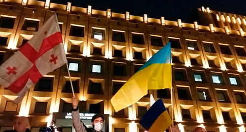 Флаги Украины и Грузии на акции в Тбилиси. Фото Инны Кукуджановой для "Кавказского узла"