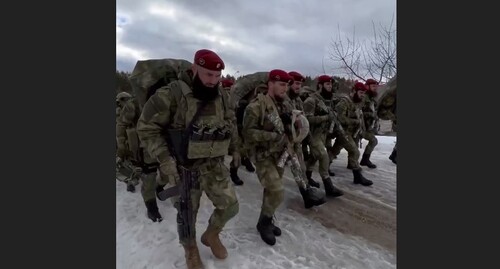 Вооруженные люди. Скриншот видео из Telegram-канала Рамзана Кадырова. https://t.me/RKadyrov_95/1299