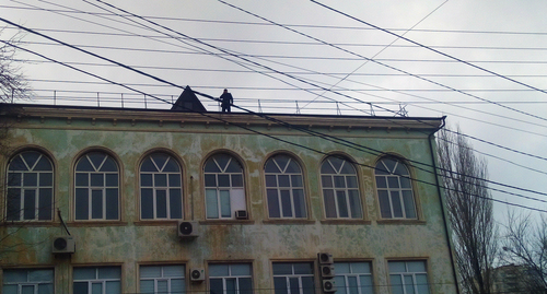 Бывший сотрудник ортотравматологического центра в Махачкале Салим Халитов проводит акцию протеста на крыше этого учреждения. Фото Мурада Мурадова для "Кавказского уза"