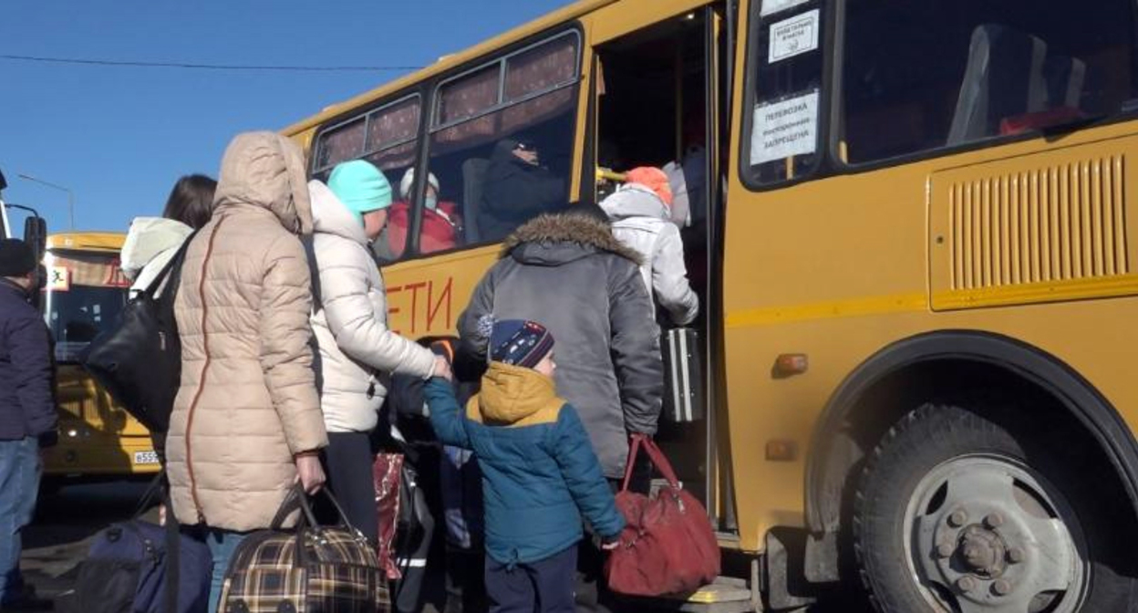 Беженцы Донбасса пересекли границу Ростовской области. Фото: "Блокнот Ростов" https://bloknot-rostov.ru/news/v-rostovskuyu-oblast-za-sutki-vekhali-5500-bezhents-1453344


