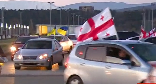 Автопробег по улицам города  Кутаиси в знак протеста против военной операции на Украине  Кадр видео https://rustavi2.ge/ka/news/223965