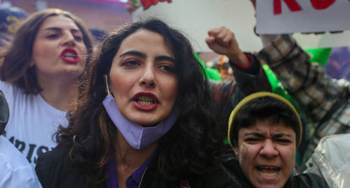 Группа феминисток проводит шествие в центре Баку. Фото Азиза Каримова для "Кавказского узла"