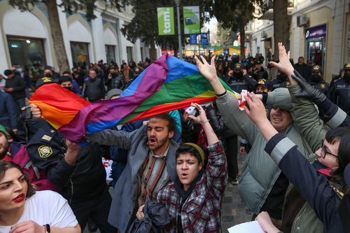 Полицейские отбирают у участников акции флаг ЛГБТИ.  Фото Азиза Каримова для "Кавказского узла".