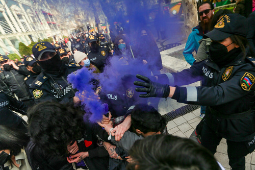 Полиция отобрала файер у участников акции протеста. Фото Азиза Каримова для "Кавказского узла".