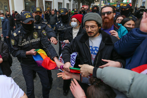 Полиция отнимает флаг ЛГБТИ у участников акции протеста. Фото Азиза Каримова для "Кавказского узла".