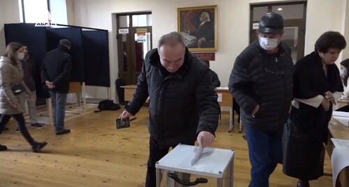 Голосование в Абхазии 12 марта 2022 года. Стопкадр из видео https://www.youtube.com/watch?v=V6ZqAMKy4xE.