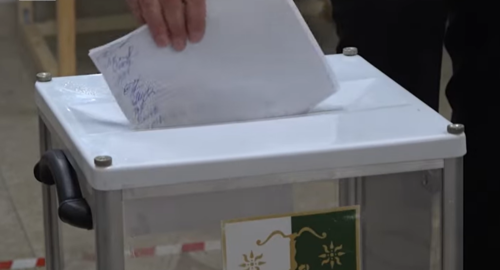 Голосование на выборах в Абхазии. стоп-кадр видео "Абаза ТВ" от 12.03.22, https://www.youtube.com/watch?v=V6ZqAMKy4xE
