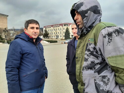 Тигран Петросян (слева) с участниками акции в Степанакерте, 12 марта 2022 года. Фото Алвард Григорян для «Кавказского узла»