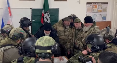 Адам Делимханов и  чеченские силовики, участвующие в военной операции на Украине. Кадр видео  канала Рамзана Кадырова https://vk.com/ramzan?w=wall279938622_777991