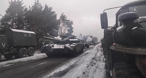 Движение российской колонны танков, БМП и других машин во время спецоперации на Украине. Фото: Mil.ru https://ru.wikipedia.org