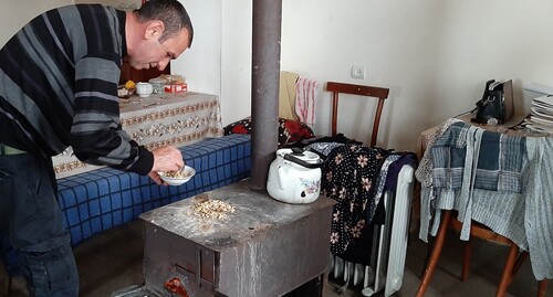 Жителям села Нахичиваник Аскеранского района Нагорного Карабаха приходится готовить еду и обогреваться с помощью самодельных печек на дровах. Фото сделано 15 марта 2022 года Алвард Григорян для «Кавказского узла» 
