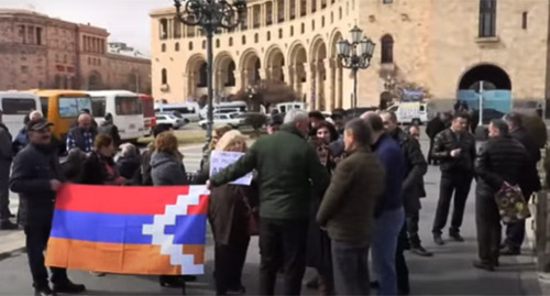 Участники акции в Ереване у здания правительства. Март 2022 г. Скриншот видео https://armeniatoday.news/society/438143/