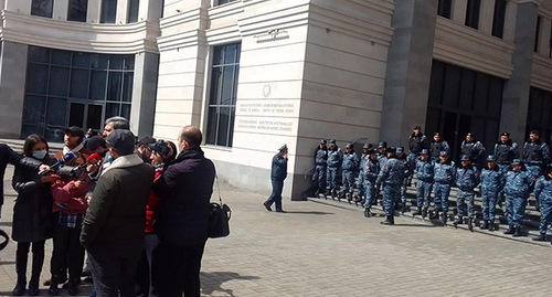 Участники акции и сотрудники полиции. Фото Армине Мартиросян для "Кавказского узла"