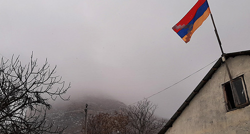 Флаг Нагорного Карабаха на доме в селе Храморт Аскеранского района Нагорного Карабаха. Фото Алвард Григорян для "Кавказского узла"