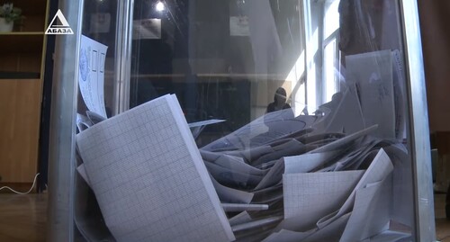 Урна для голосования с бюллетенями на одном из участков в Абхазии 26 марта 2022 года. Стопкадр из видео https://www.youtube.com/watch?v=_ay7YZG_VxM