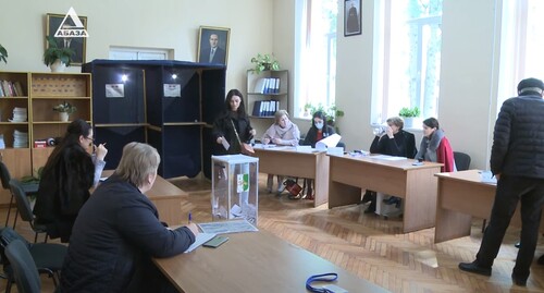 Голосование на одном из участков в Абхазии 26 марта 2022 года. Стоп-кадр из видео https://www.youtube.com/watch?v=_ay7YZG_VxM