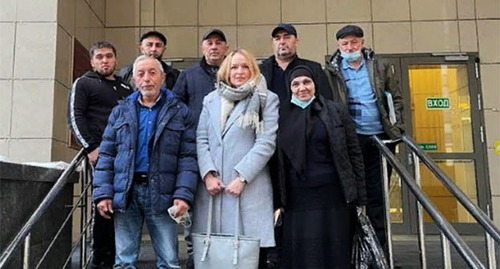 Переселенцы Ирганая возле здания суда. Фото предоставлено Мариной Агальцовой для "Кавказского узла"