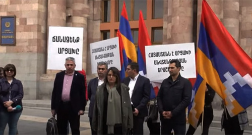 Участники митинга с требованием признать независимость Нагорного Карабаха. Ереваан, 6 апреля 2022 г. Скриншот видео https://www.youtube.com/watch?v=xG1ttMuAO4w