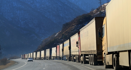 Очередь из грузовиков перед КПП "Казбеги", Грузия 2020 год, фото: lovetano.com