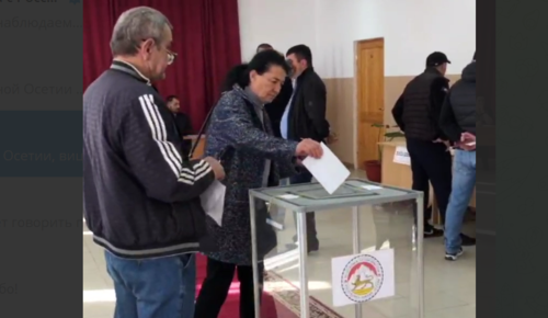 Избиратели голосуют в Южной Осетии. Стоп-кадр видео, опубликованного в Telegram-канале ИА "Рес" 10.04.22, https://t.me/ia_res/7454