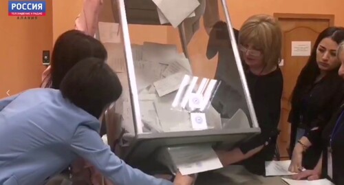 Члены избиркома на участке в Цхинвале приступают к подсчету голосов, 10 апреля 2022 года. Стоп-кадр из видео ГТРК «Алания» https://t.me/alaniatvru/18808