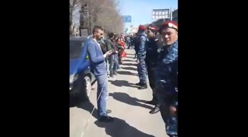 Акция протеста в Гюмри. Скриншот видео, опубликованного 16.04.22 на YouTube-канале Yerevan.Today, https://www.youtube.com/watch?v=wiIpLpQTbf4&t=158s