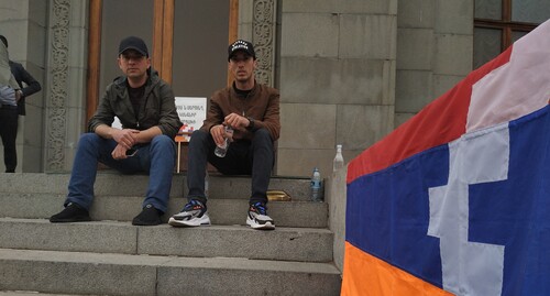 Объявившие голодовку в Ереване Нвер Киракосян (слева) и Артур Авагян, 19 апреля 2022 года. Фото Армине Мартиросян для "Кавказского узла".