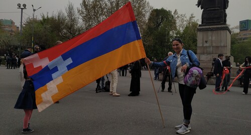 Участница акции держит флаг Нагорного Карабаха, 19 апреля 2022 года. Фото Армине Мартиросян для «Кавказского узла».