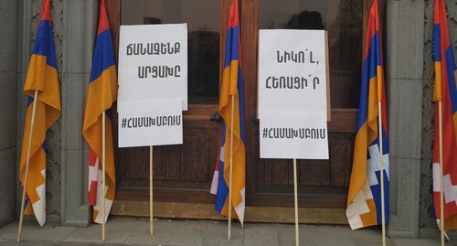 Плакаты с надписями "Признайте Арцах", "Никол, уходи!" на месте акции протеста, 19 апреля 2022 года. Фото Армине Мартиросян для «Кавказского узла».