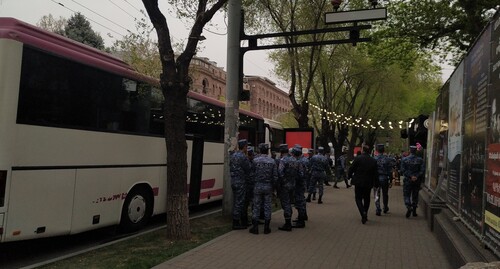 Полицейские возле Площади Свободы в Ереване, 19 апреля 2022 года. Фото Армине Мартиросян для «Кавказского узла».