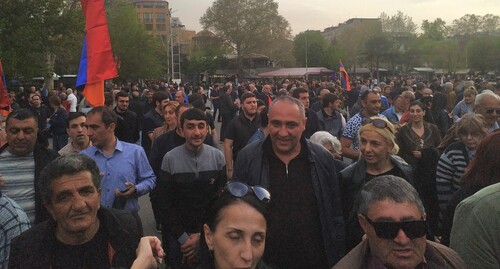 Участники акции организовали шествие, 19 апреля 2022 года. Фото Армине Мартиросян для «Кавказского узла».