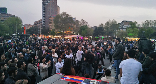 Участники акции, организованной партией "5165" на площади Свободы в Ереване. 19 апреля 2022 года. Фото Армине Мартиросян для "Кавказского узла"