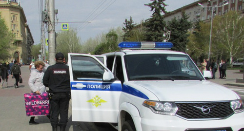 Сотрудники полиции задерживают Тамару Гродникову. Фото Вячеслава Ященко для "Кавказского узла"