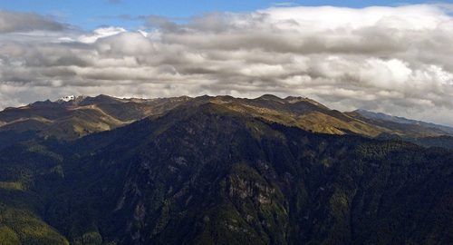 Вершины массива Мамзышха. Фото User:Ksim https://ru.wikipedia.org/wiki/Мамдзышха