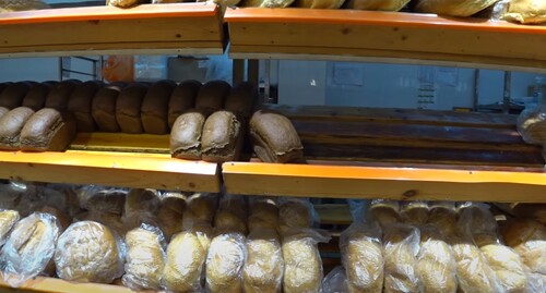 Хлеб на полках магазина в Нальчике. Стоп кадр из видео https://www.youtube.com/watch?v=sI74J0kRNt8