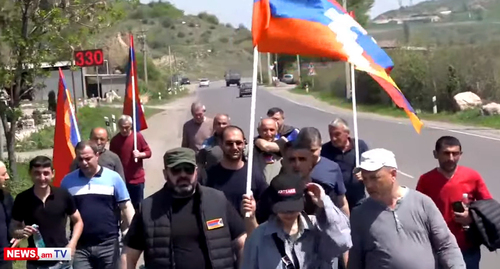 Оппозиционеры и их сторонники начали шествие из Тавушской области Армении в Ереван, требуя не допустить пересмотра статуса Нагорного Карабаха. Кадр видео https://www.youtube.com/watch?v=1fv9skd4yo0