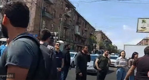 Участники акции протеста в Ереване. 25 апреля 2022 г. Скриншот видео https://www.youtube.com/watch?v=6n2WOVTB1T8