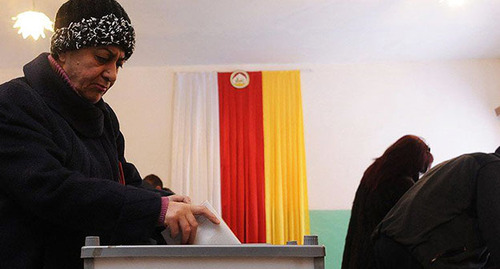 На избирательном участке в Южной Осетии. Фото: Сергей Карпов. ЮГА.ру