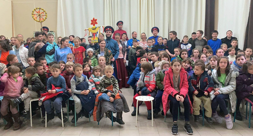 Дети из Донбасса на благотворительном спектакле для беженцев. Фото пресс-службы  правительства Ростовской области