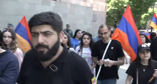 Участники акции оппозиции в Ереване. Кадр видео https://www.facebook.com/watch?v=1040589710189679