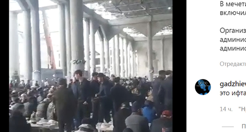  Ифтар в дагестанской мечети. Кадр видео Instagram* https://www.instagram.com/tv/CcyQyoAq5Ys/
