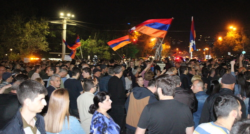 Участники акции протеста в Ереване, 25 апреля 2022 года. Фото Тиграна Петросяна