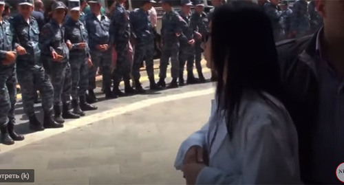 Сотрудники полиции во время акции протеста. Скриншот видео https://www.youtube.com/watch?v=jvXGsi2XYck