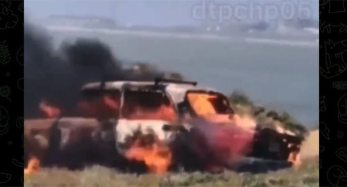 Кадр видео поджога машины с полицейским в Дагестане. Скриншот https://t.me/mvd_dagestan/807