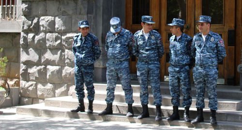 Сотрудники полиции на акции в Ереване 27.04.2022. Фото Тиграна Петросяна для "Кавказского узла"