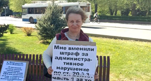 Тамара Гродникова во время пикета. Волгоград, 28 апреля 2022 г. Фото корреспондента "Кавказского узла"